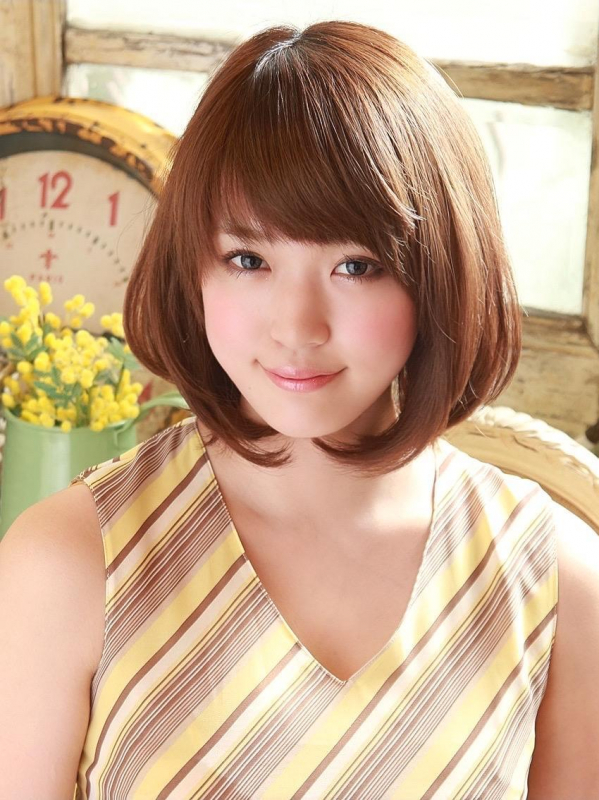 前髪あり×内巻きで可愛らしいミディアムスタイル