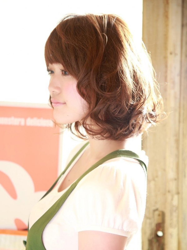 ぱっつん前髪×ウェーブの若々しい可愛いミディアムスタイル