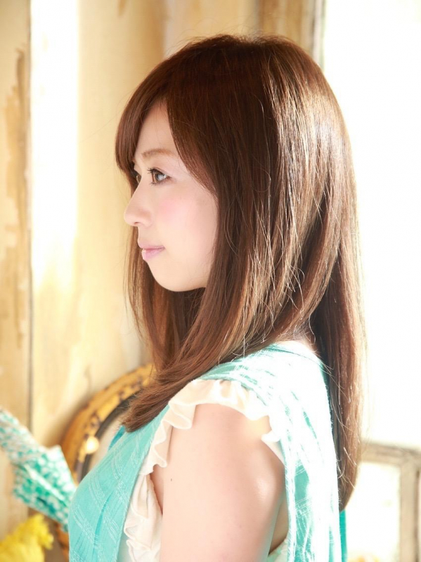 サラサラのストレートヘアが清楚なムードの内巻きセミロング