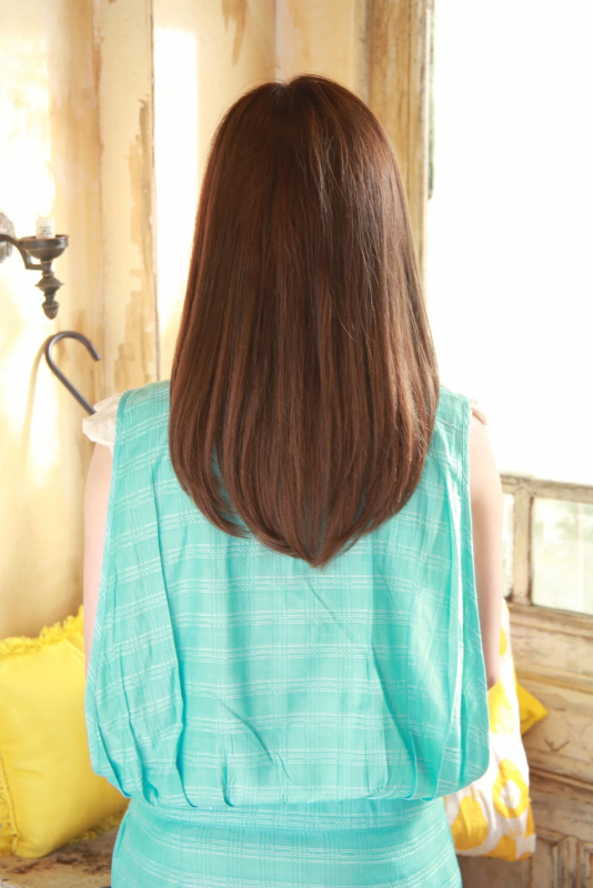 サラサラのストレートヘアが清楚なムードの内巻きセミロング