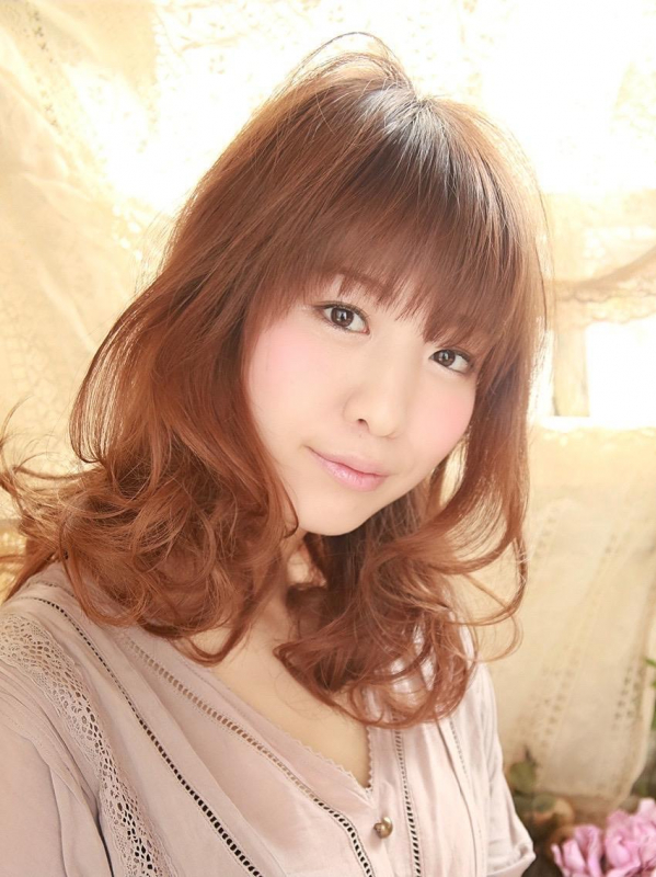 オレンジブラウン×ミックスウェーブで可愛いミディアムスタイル