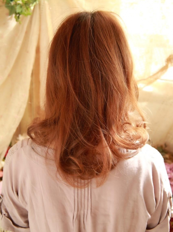 オレンジブラウン×ミックスウェーブで可愛いミディアムスタイル