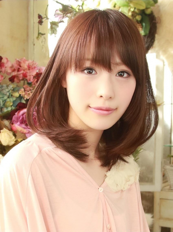 お嬢様系のナチュラルな内巻きミディアムスタイル