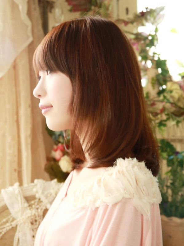 お嬢様系のナチュラルな内巻きミディアムスタイル