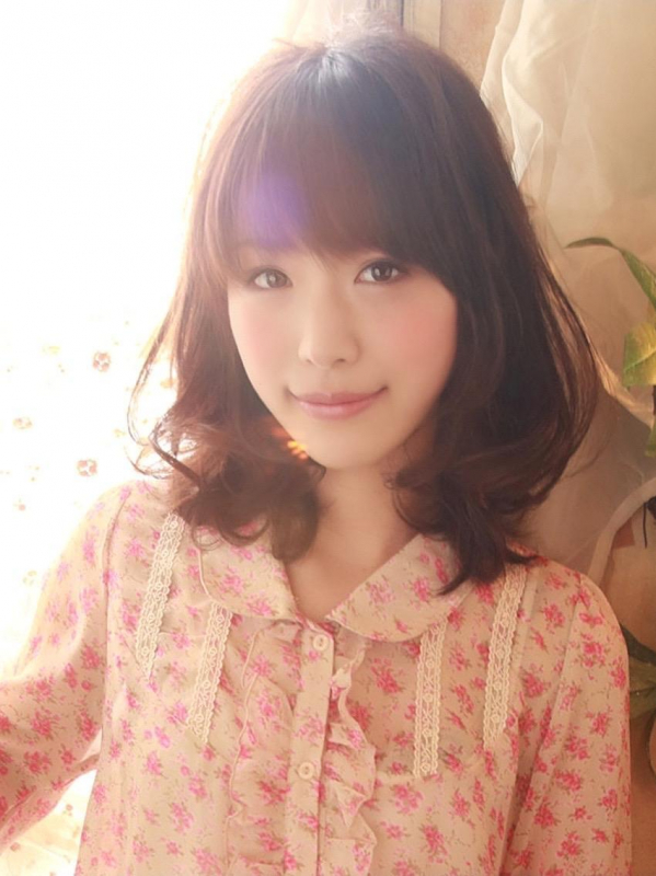 チェスナットブラウン×ウェーブで可愛らしいミディアムスタイル