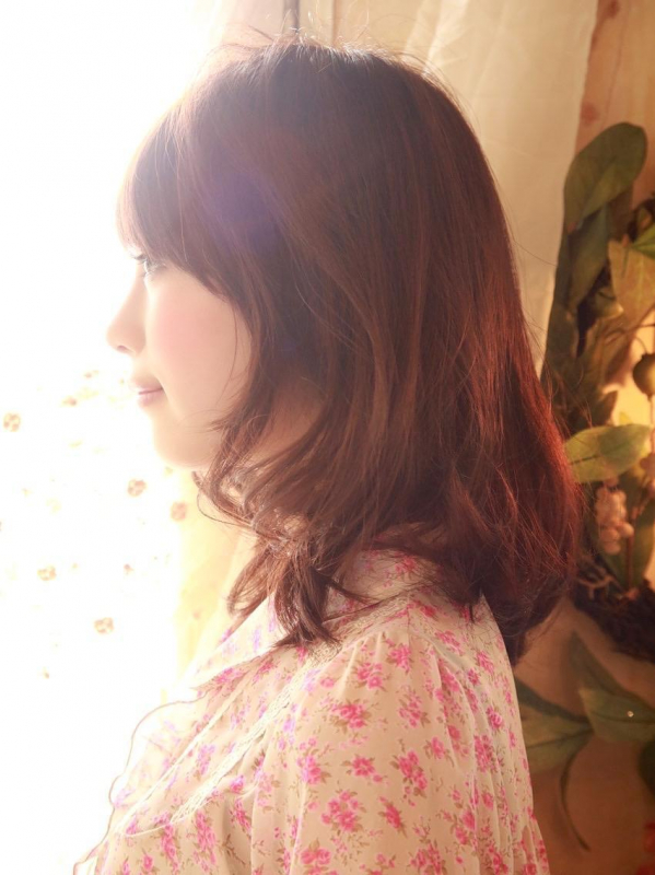 チェスナットブラウン×ウェーブで可愛らしいミディアムスタイル