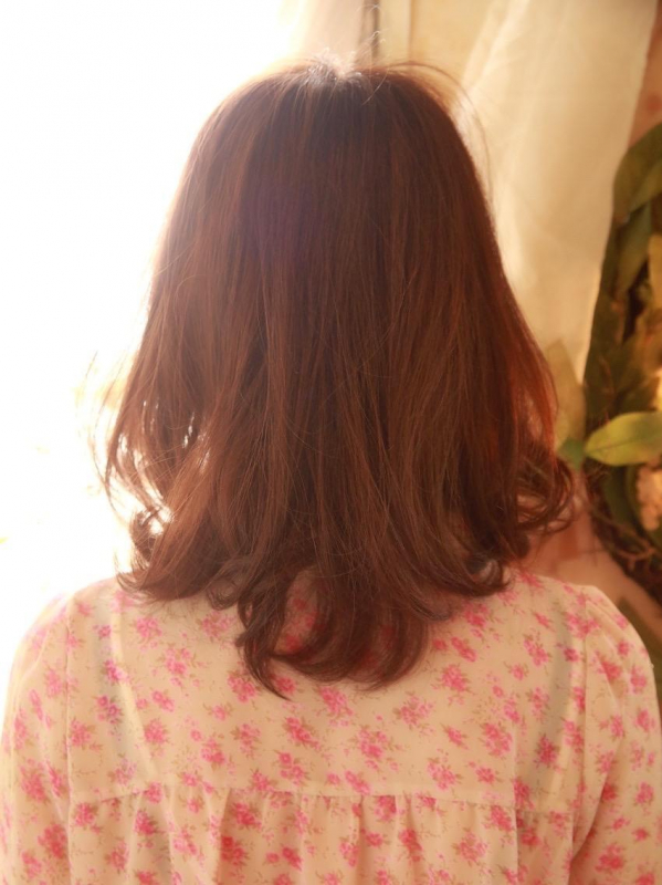 チェスナットブラウン×ウェーブで可愛らしいミディアムスタイル