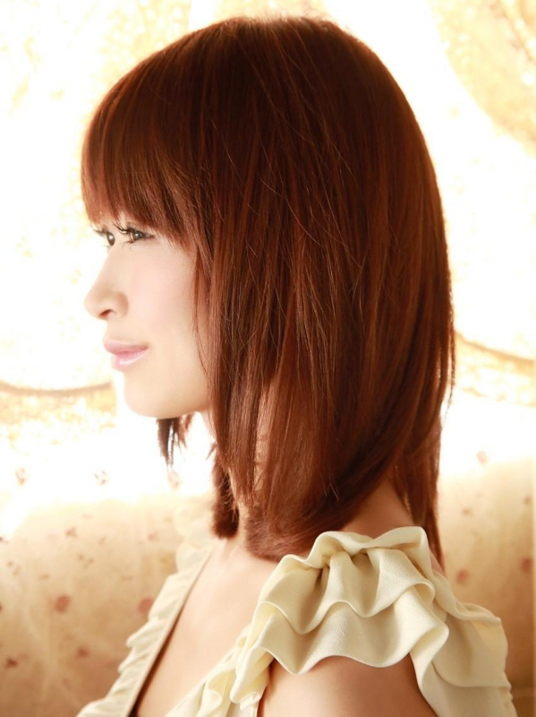 ナチュラルなストレートで大人なウルフミディアム