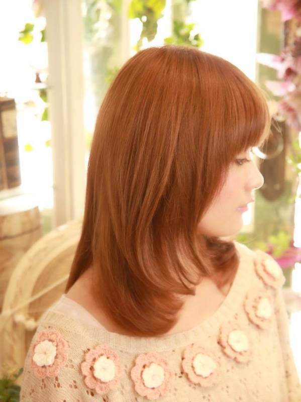 内巻きレイヤーでナチュラルな小顔効果のあるミディアムヘア