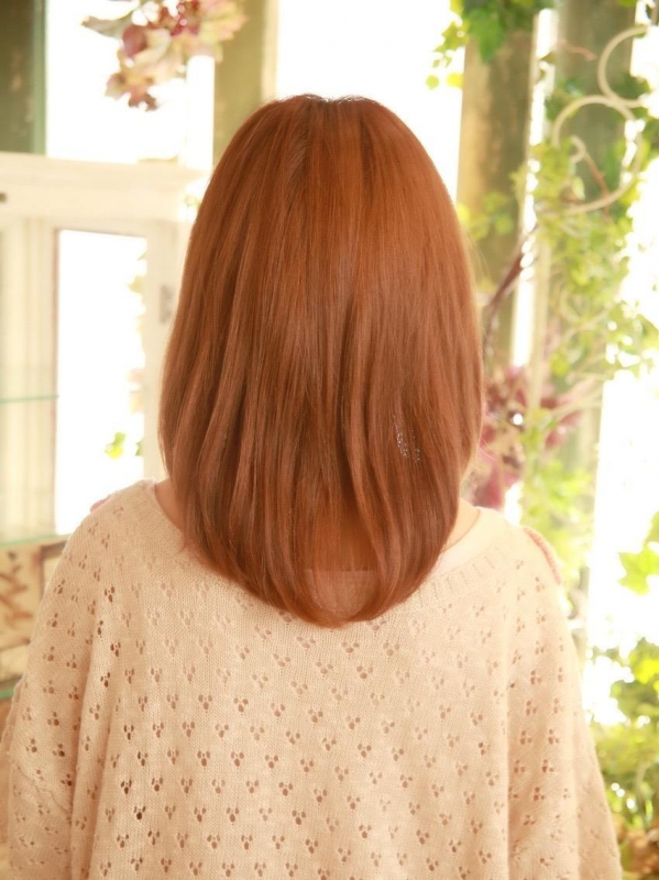 内巻きレイヤーでナチュラルな小顔効果のあるミディアムヘア