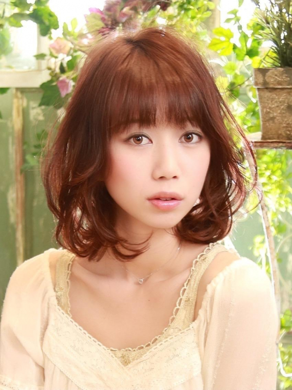 年齢を問わないミックス巻き！小顔効果のある上品なミディアム