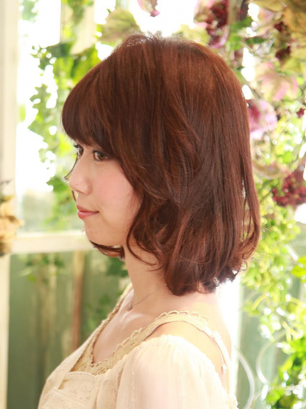 年齢を問わないミックス巻き！小顔効果のある上品なミディアム