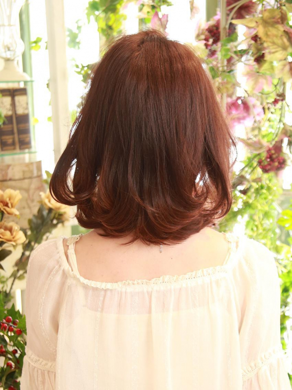 年齢を問わないミックス巻き！小顔効果のある上品なミディアム