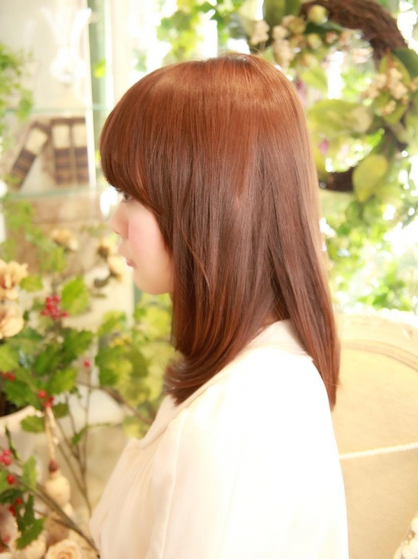 うざバング×顔周りレイヤーで小顔に見えるナチュラルミディアム