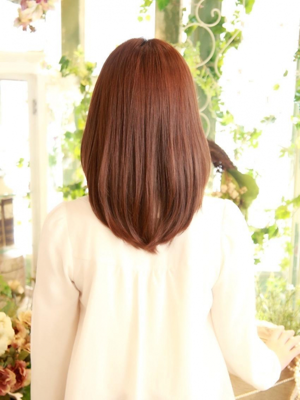 うざバング×顔周りレイヤーで小顔に見えるナチュラルミディアム