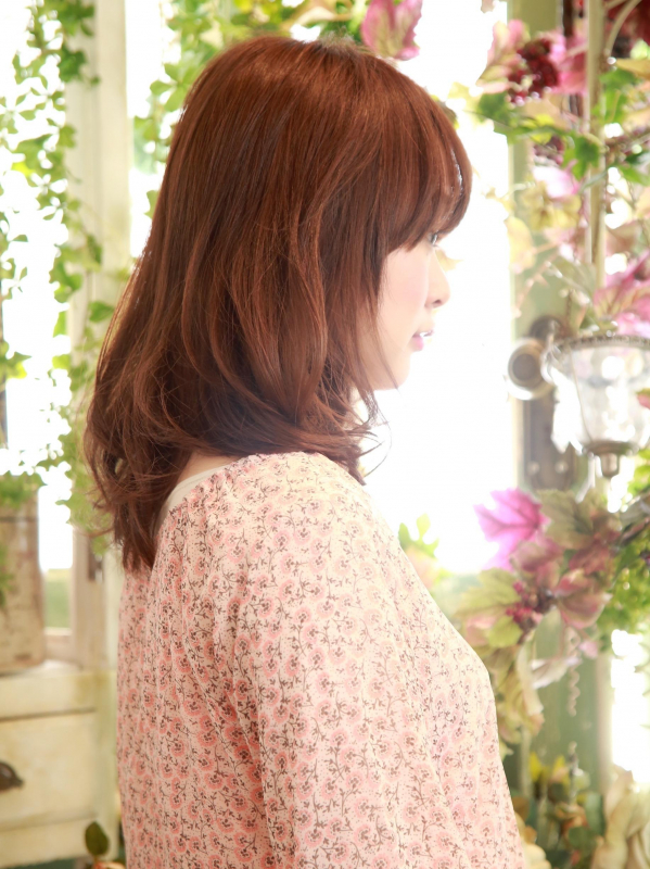 重め前髪×ウェーブのフェミニンなミディアムスタイル