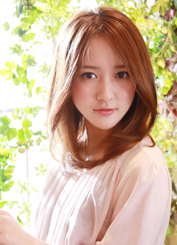 ストレート×前髪なしで大人綺麗なミディアムスタイル