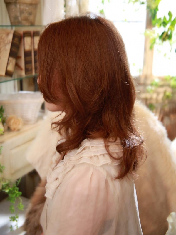 前髪なし×毛先のみウェーブでフェミニンな印象のミディアムヘア