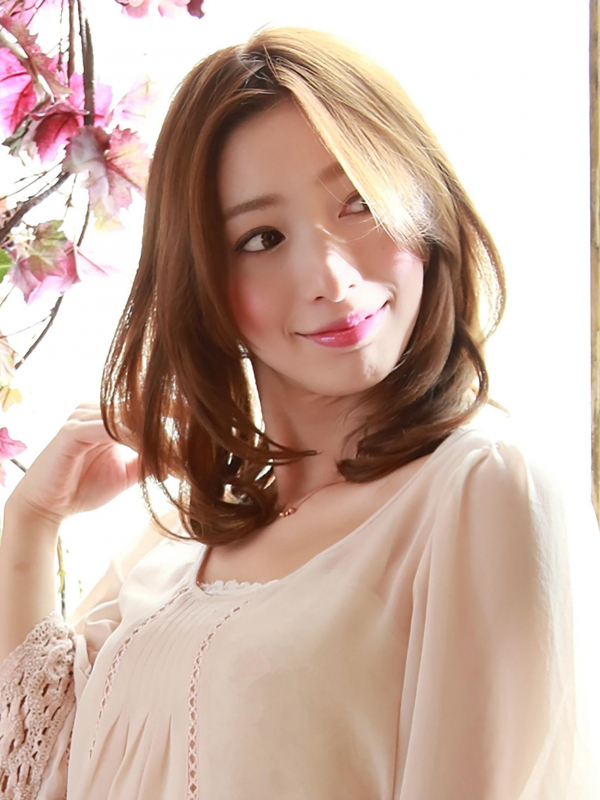 センター分け×内巻きでエレガントな大人のミディアムスタイル