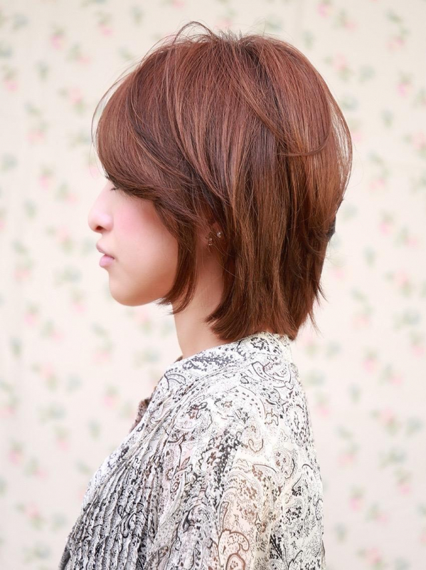チェスナットブラウンの自然なセットのおしゃれボブスタイル