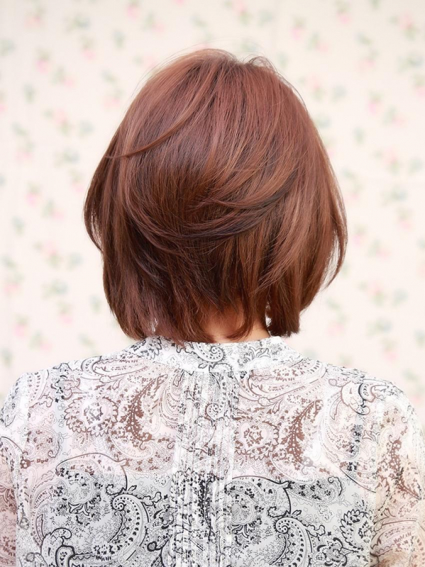 チェスナットブラウンの自然なセットのおしゃれボブスタイル