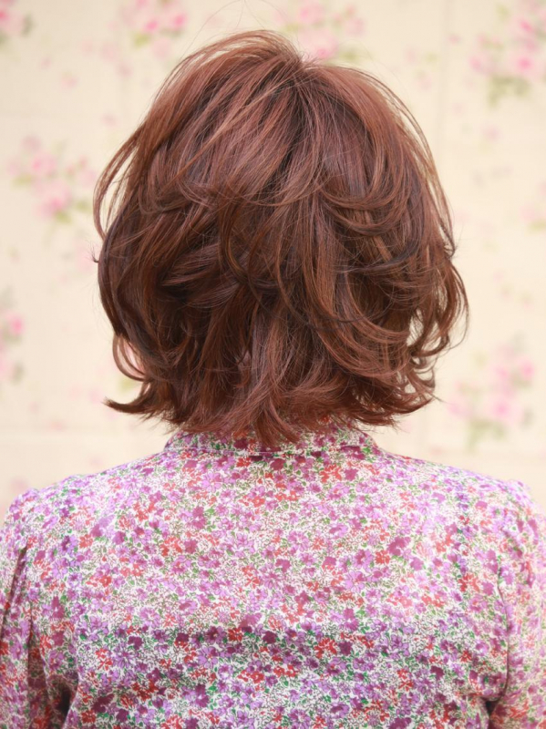 レイヤー入りのウェーブ×流し前髪でフェミニンなボブスタイル