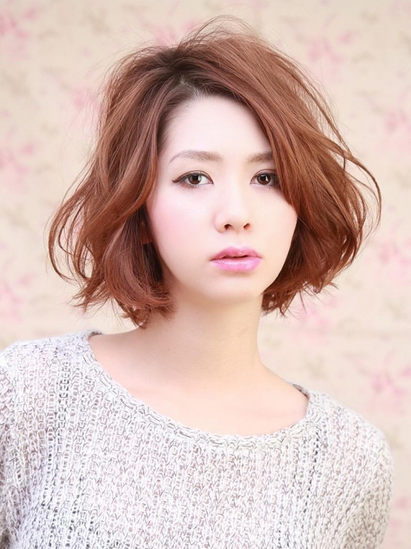 緩めのウェーブ×モカブラウンでこなれ感のあるボブスタイル