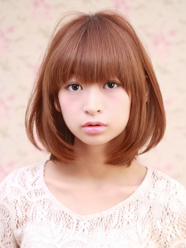 前髪あり×可愛らしい内巻きのミディアムスタイル