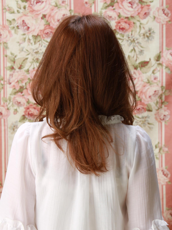 チェスナットブラウンのセンター分け×パーマのミディアムヘア