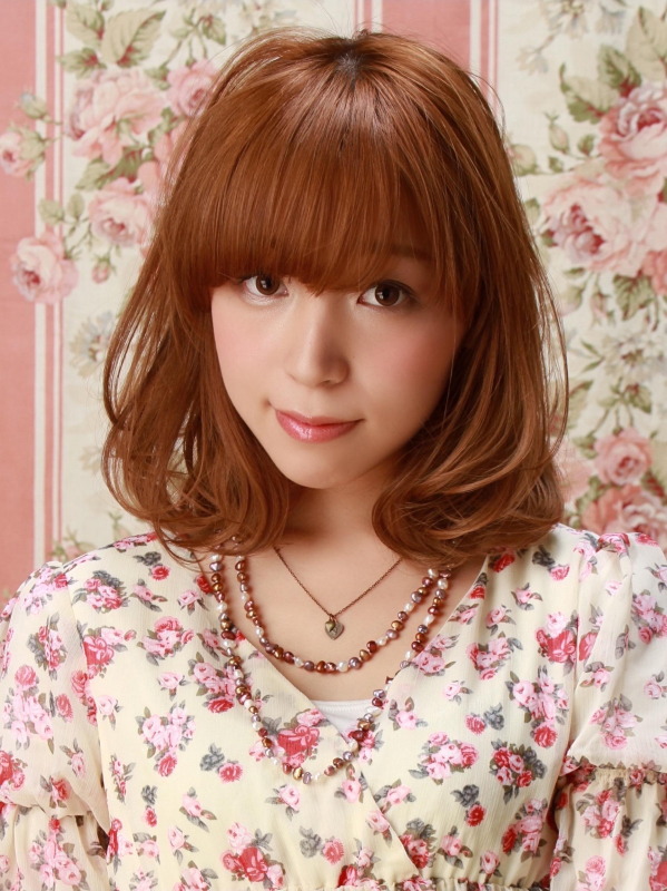 重め前髪×ゆるウェーブでフェミニンな印象のボブスタイル