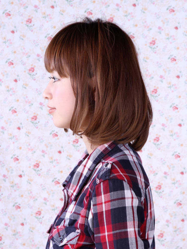 前髪ありのナチュラルな内巻きミディアムスタイル