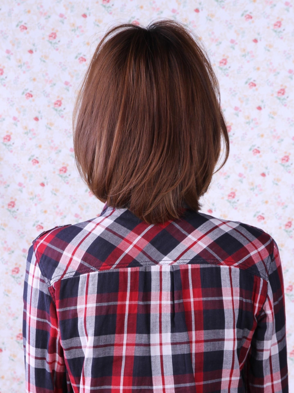 前髪ありのナチュラルな内巻きミディアムスタイル