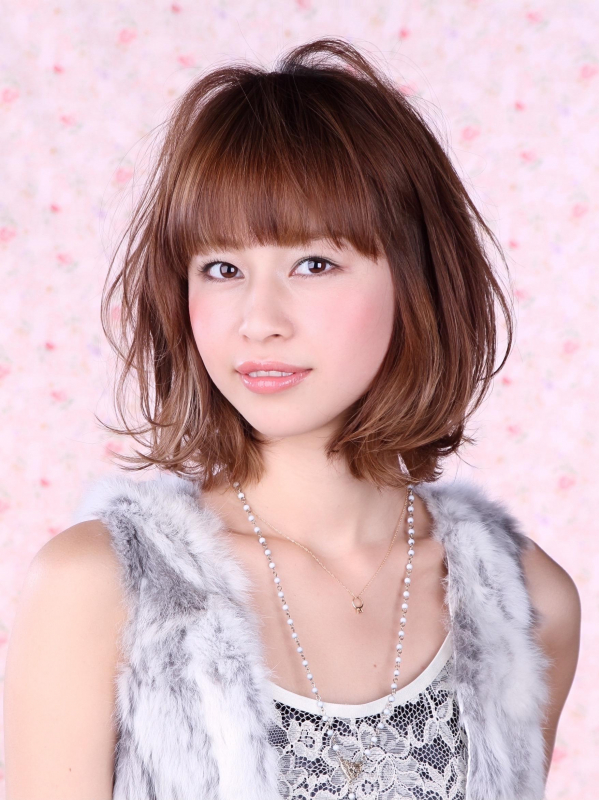 ゆるふわパーマ×モカブラウンで大人可愛いミディアムスタイル