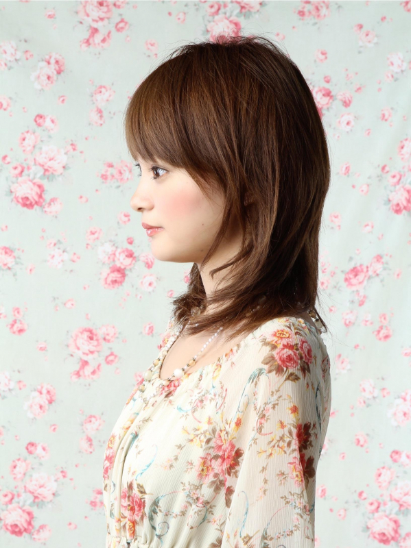 内巻きレイヤー×チェスナットブラウンで大人なミディアムヘア