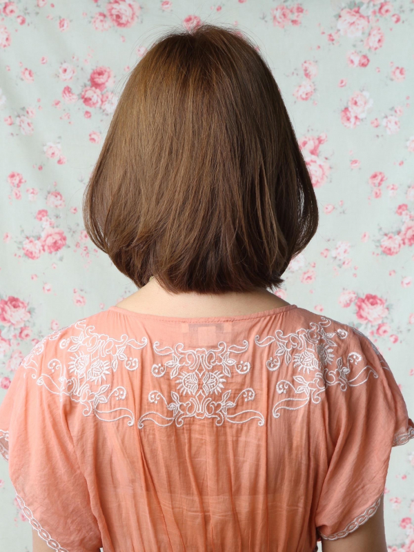 内巻きレイヤーで小顔効果のあるナチュラルなミディアムスタイル