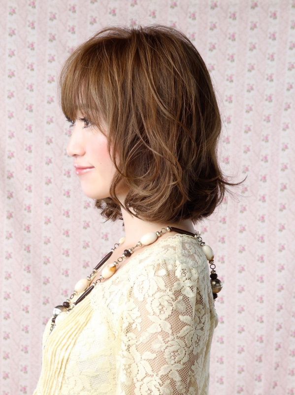緩めパーマ×モカブラウンで女性らしいミディアムスタイル