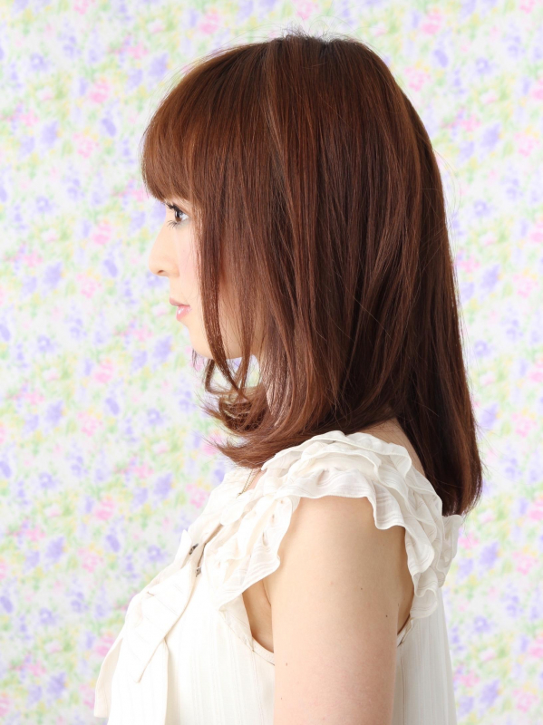 重め前髪×内巻きで可愛らしいキャメルブラウンのミディアムヘア