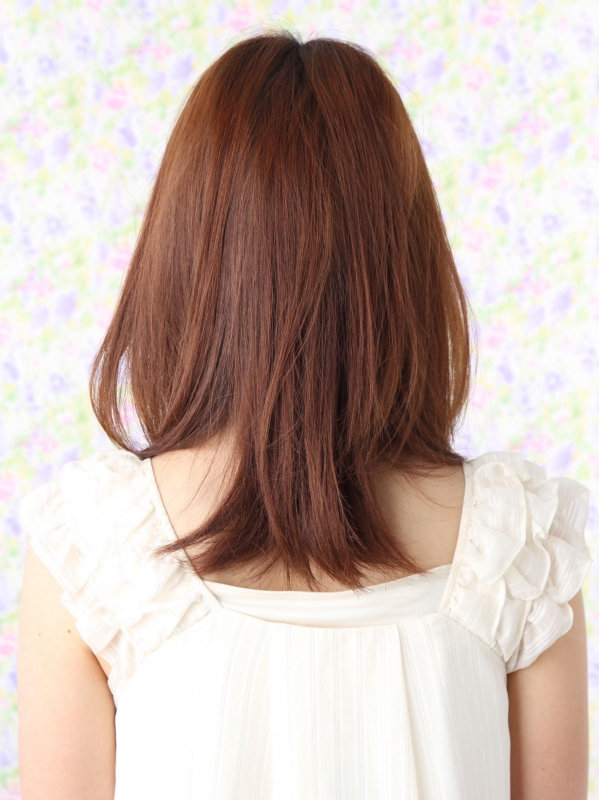 重め前髪×内巻きで可愛らしいキャメルブラウンのミディアムヘア