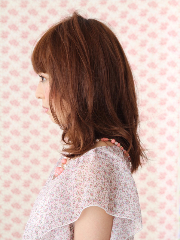 レイヤーの入っているふんわりパーマで女性らしいモテミディアム