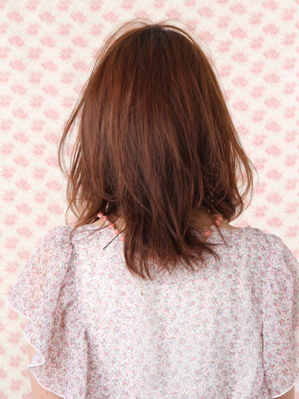 レイヤーの入っているふんわりパーマで女性らしいモテミディアム