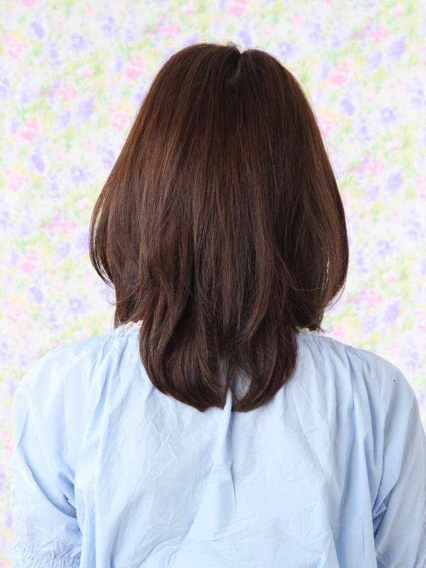 内巻きレイヤーで大人っぽいナチュラルなミディアムスタイルに