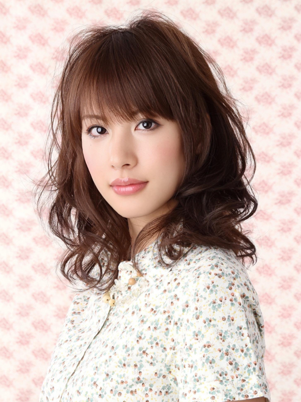 レイヤーが入ったミックス巻きで軽い印象の可愛いミディアムヘア