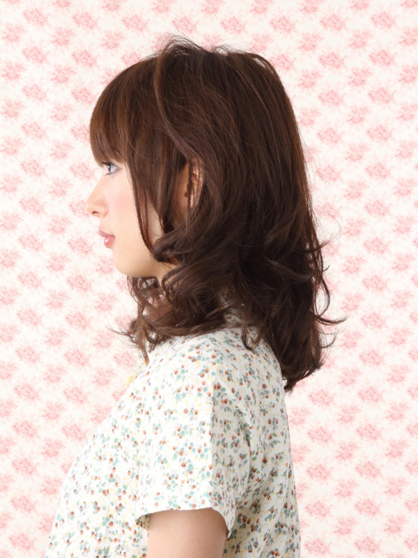 レイヤーが入ったミックス巻きで軽い印象の可愛いミディアムヘア