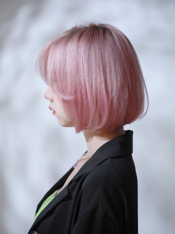ピンクブロンド×うざバングで個性的なボブスタイル