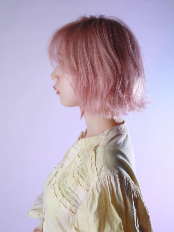 ピンクブロンド×ウェーブでおしゃれなボブスタイル