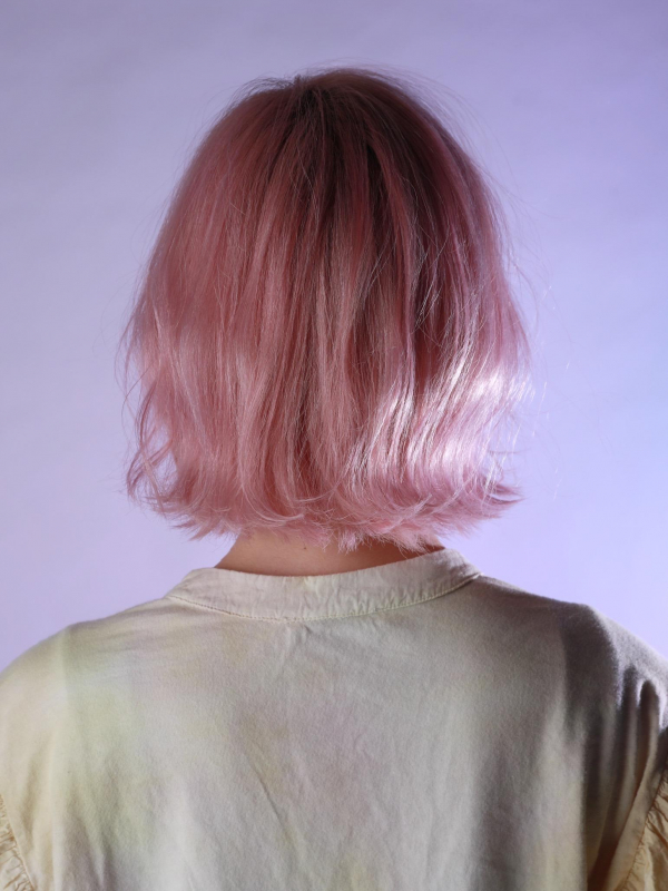 ピンクブロンド×ウェーブでおしゃれなボブスタイル