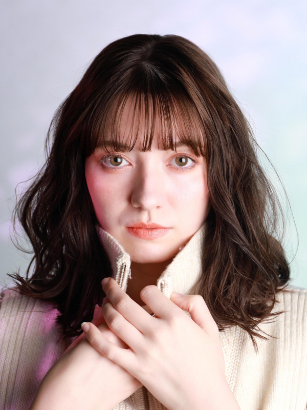 切りっぱなしウェーブで可愛いミディアムスタイルに