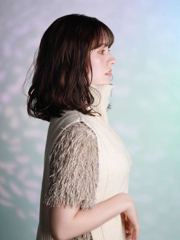 切りっぱなしウェーブで可愛いミディアムスタイルに