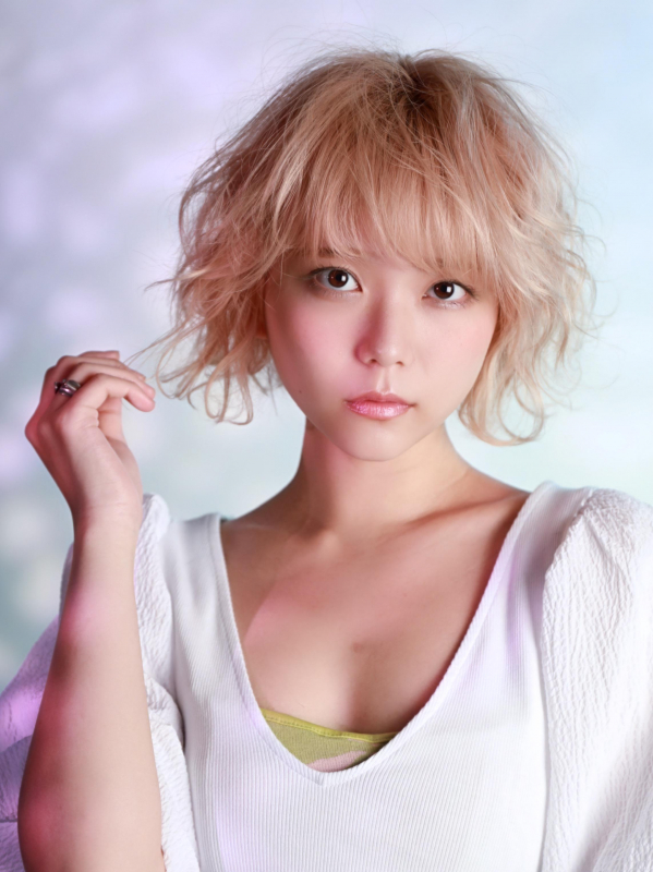 ブロンドカラー×ウェーブのおしゃれボブスタイル