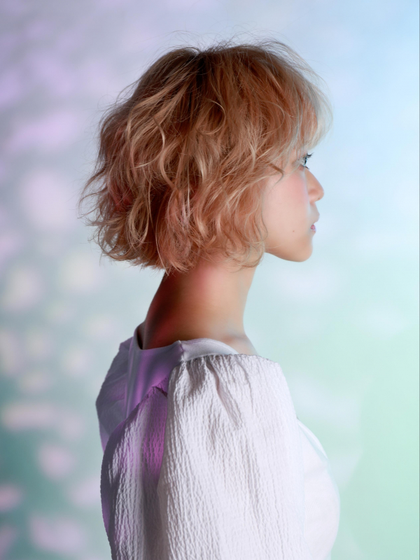 ブロンドカラー×ウェーブのおしゃれボブスタイル